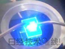   發光試驗中的LED元件。基板尺寸：1cm見方，元件尺寸：0.3mm見方，注入電流：約200mA，中心波長：450nm 