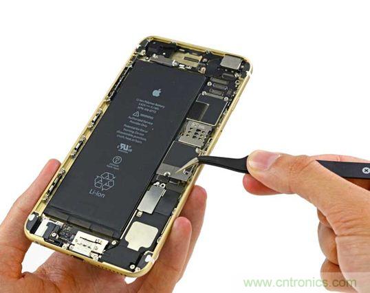 與iPhone 5S相比，電池尺寸更大，電池效率提高了16%。整部手機看起來就像一件藝術品，但看不到太多的內部構造。（來源：iFixit）